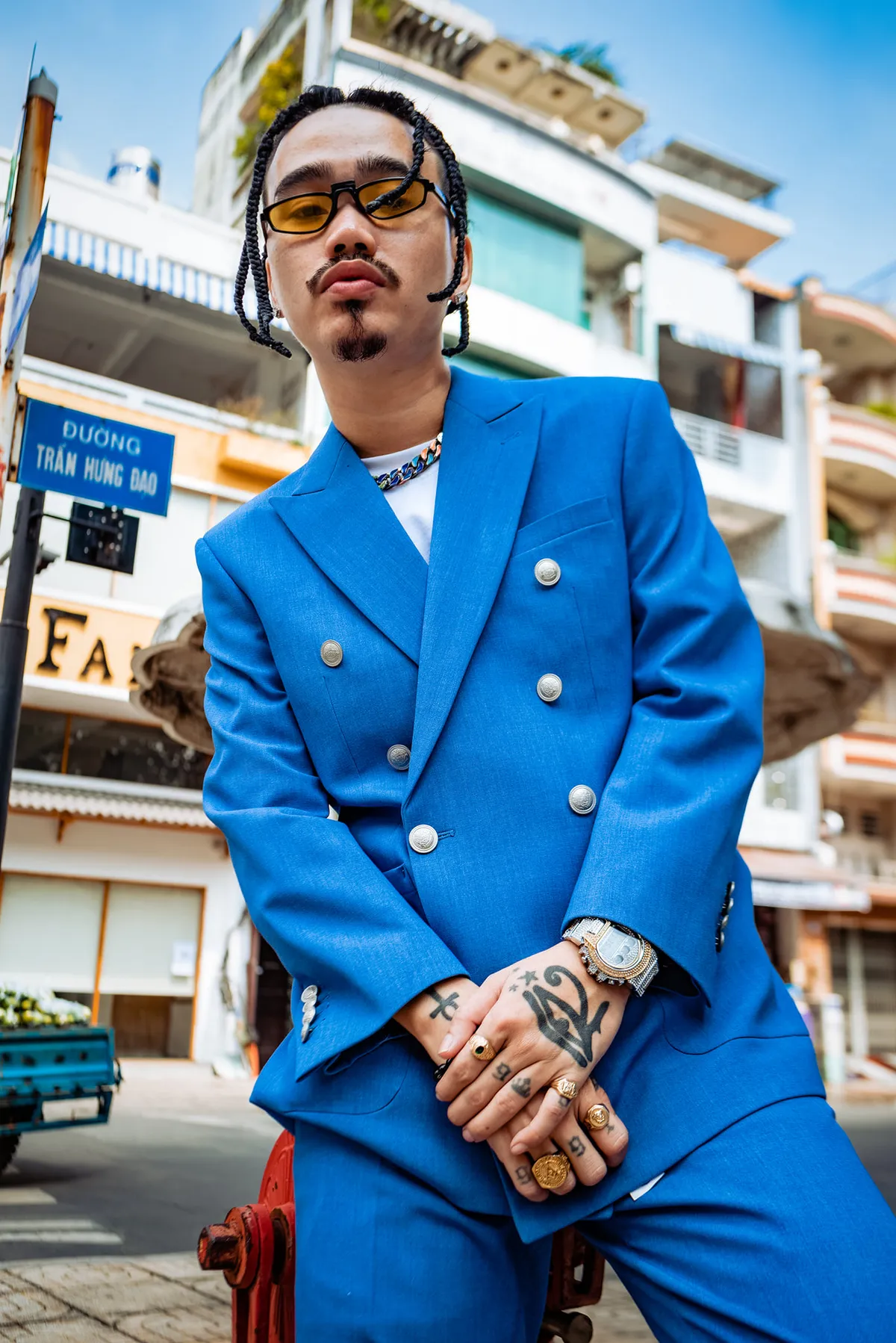 Masta B khởi động năm 2021 với bộ ảnh mới cùng suit và sneaker