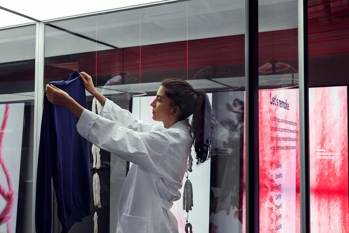 H&M công khai "đổi trắng, thay đen" trước mặt khách hàng
