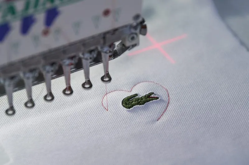 LACOSTE thay lời cảm ơn qua mẫu áo đầy ý nghĩa nhân văn