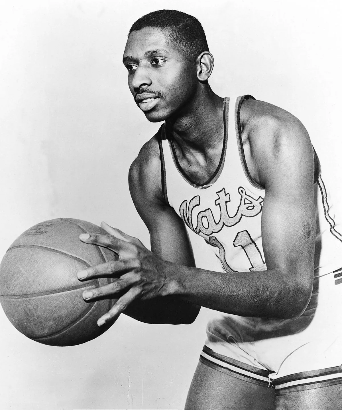 Converse tôn vinh tuyển thủ người Mỹ gốc phi đầu tiên của NBA
