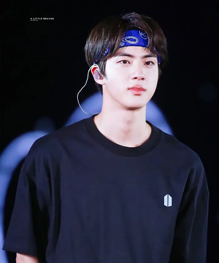 Dùng khăn bandana buộc lên đầu