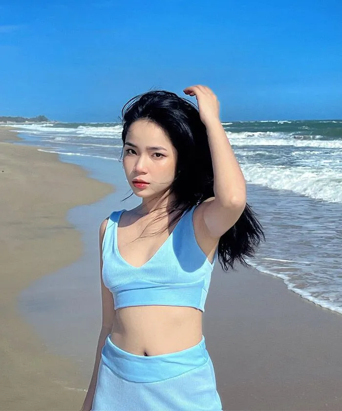 Phối đồ với áo croptop sát nách