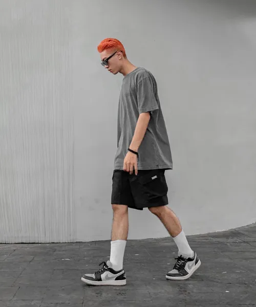Quần short và giày Jordan cổ thấp