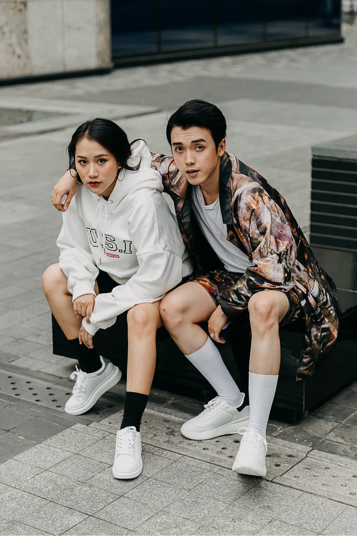 Lên đồ cùng sneaker trắng đen như thế nào cho chất?
