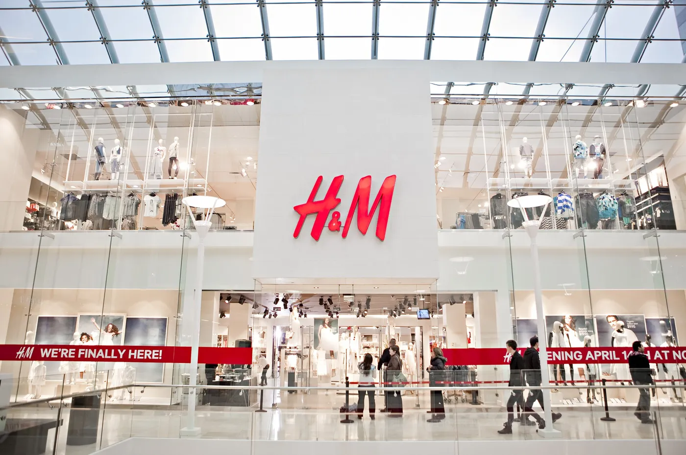 Tăng trưởng chậm chạp, H&M thay đổi chiến lược kinh doanh bằng cách bán sản phẩm khác thương hiệu