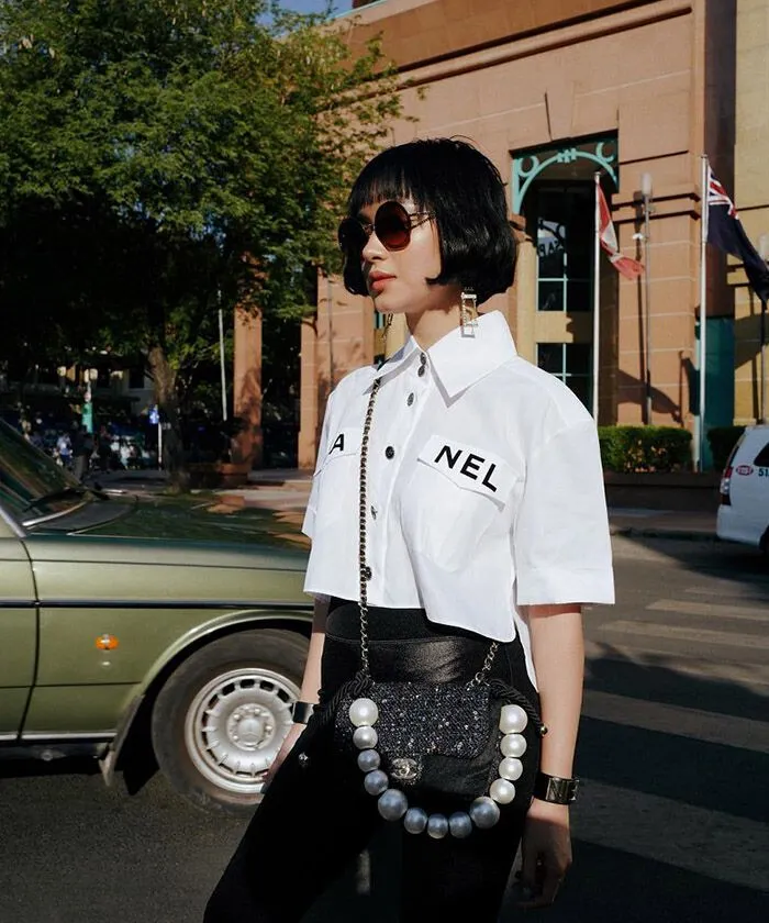 Phối đồ với áo croptop sơ mi 