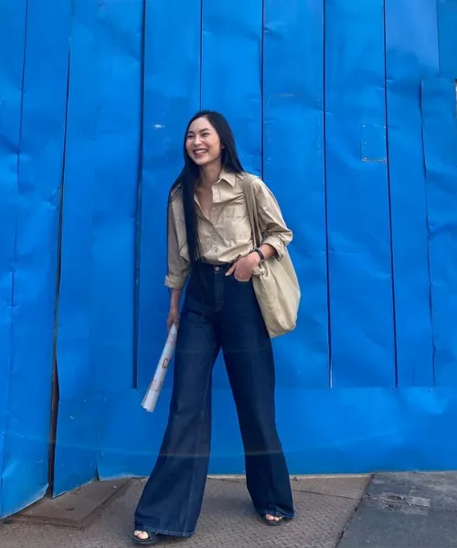 Helly Tống không ngại chọn phong cách thời trang trẻ trung, năng động khi xuống phố với quần jeans và áo sơ mi trẻ trung của Zara.