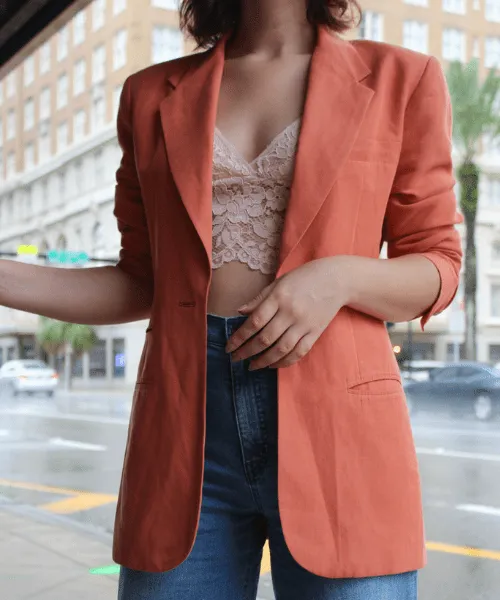 Combo áo bralette và áo khoác ngoài như blazer, cardigan dáng dài ... thích hợp cho những cô nàng yêu thích sự táo bạo, bí ẩn.