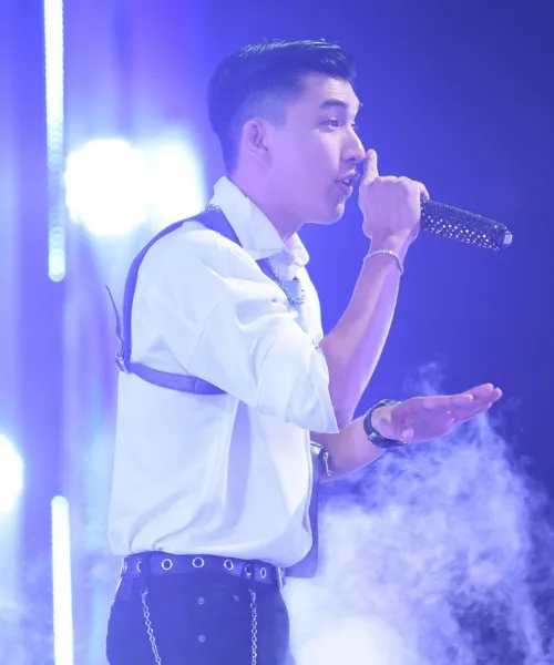Phong cách lịch lãm của HIEUTHUHAI với áo sơ mi