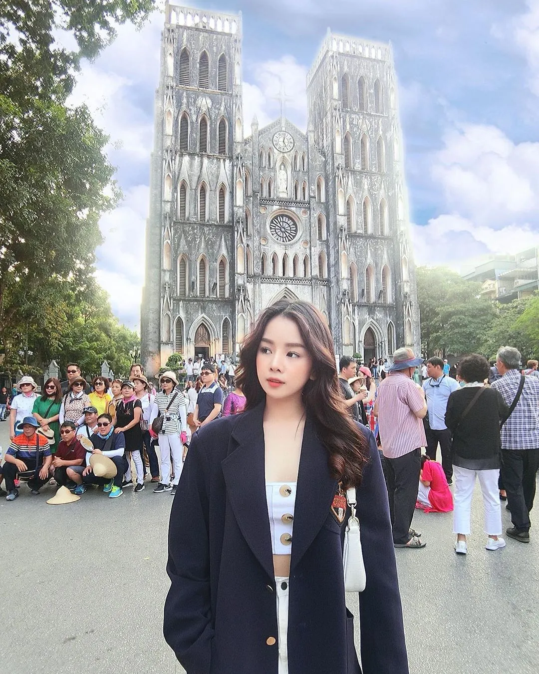 DJ Mie vest với crop top