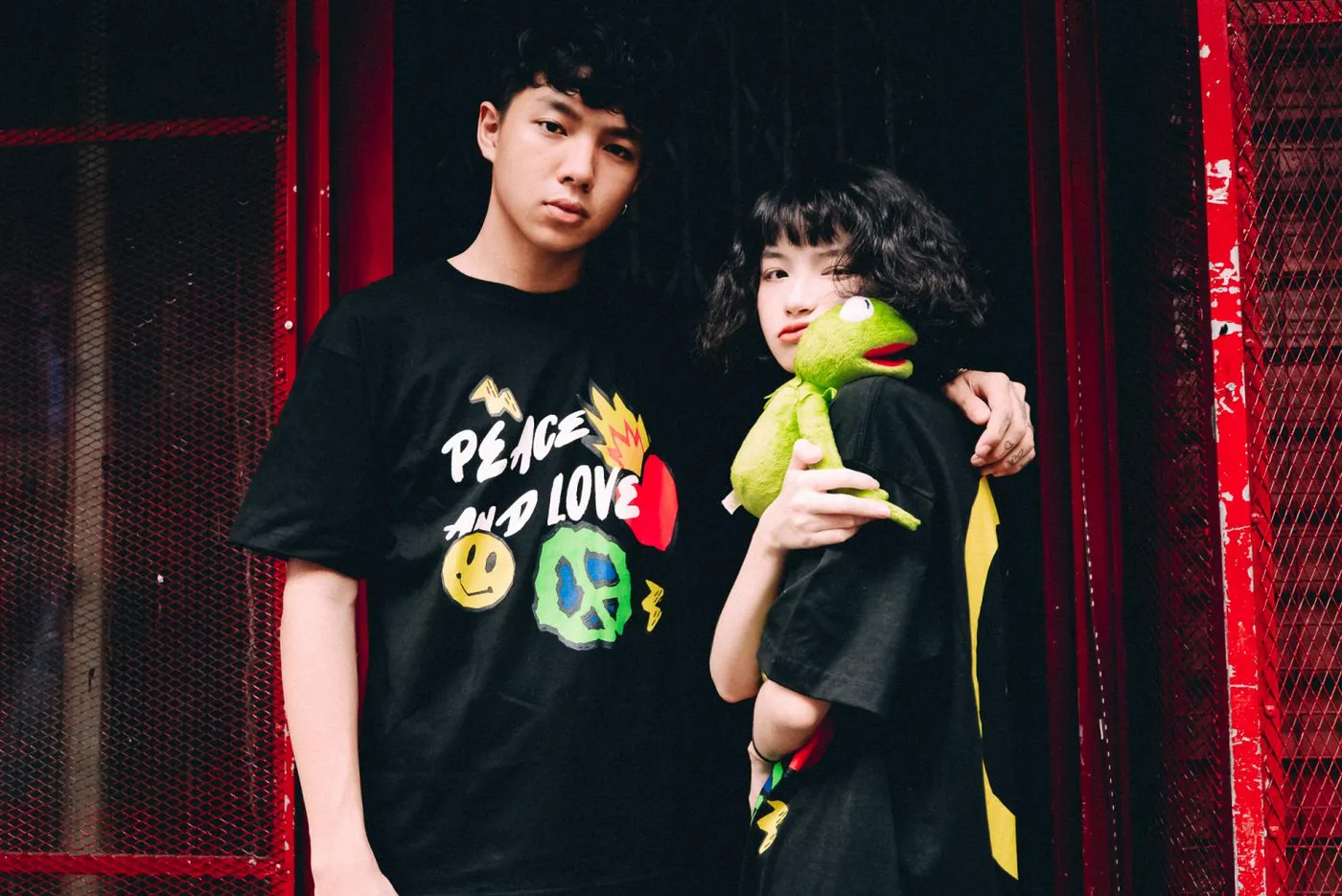 Những mẫu áo thun "Peace and Love" thích hợp để diện trong ngày Valentine
