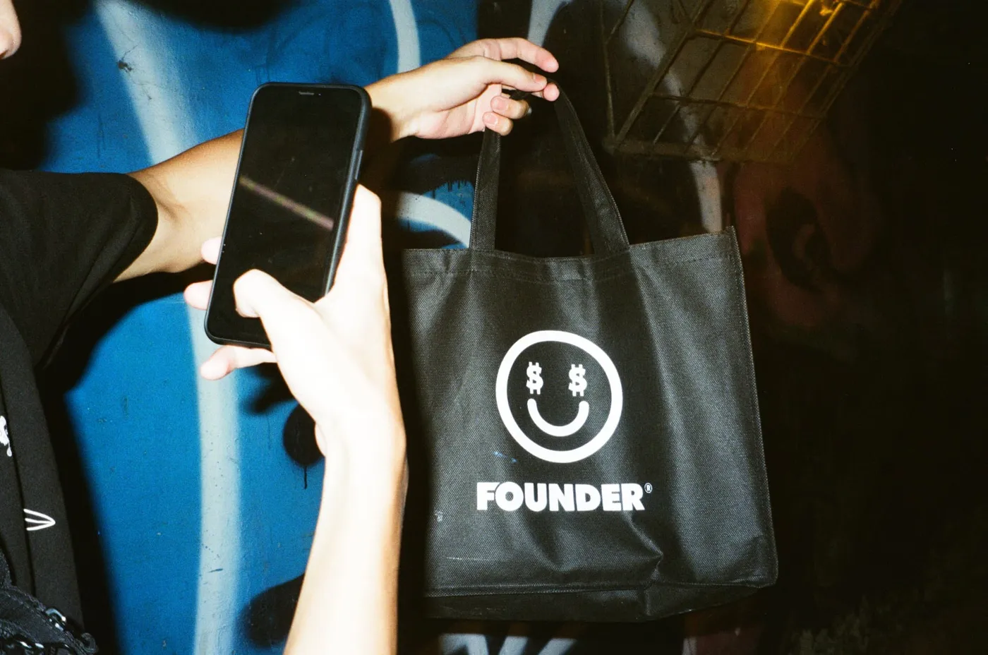 FOUNDER – Lối rẽ của gã trai trẻ ngông cuồng