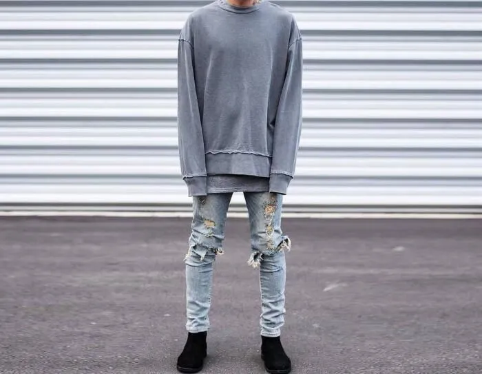 Phong cách bụi bặm chất chơi của những mẫu quần jean rách ống và áo sweater
