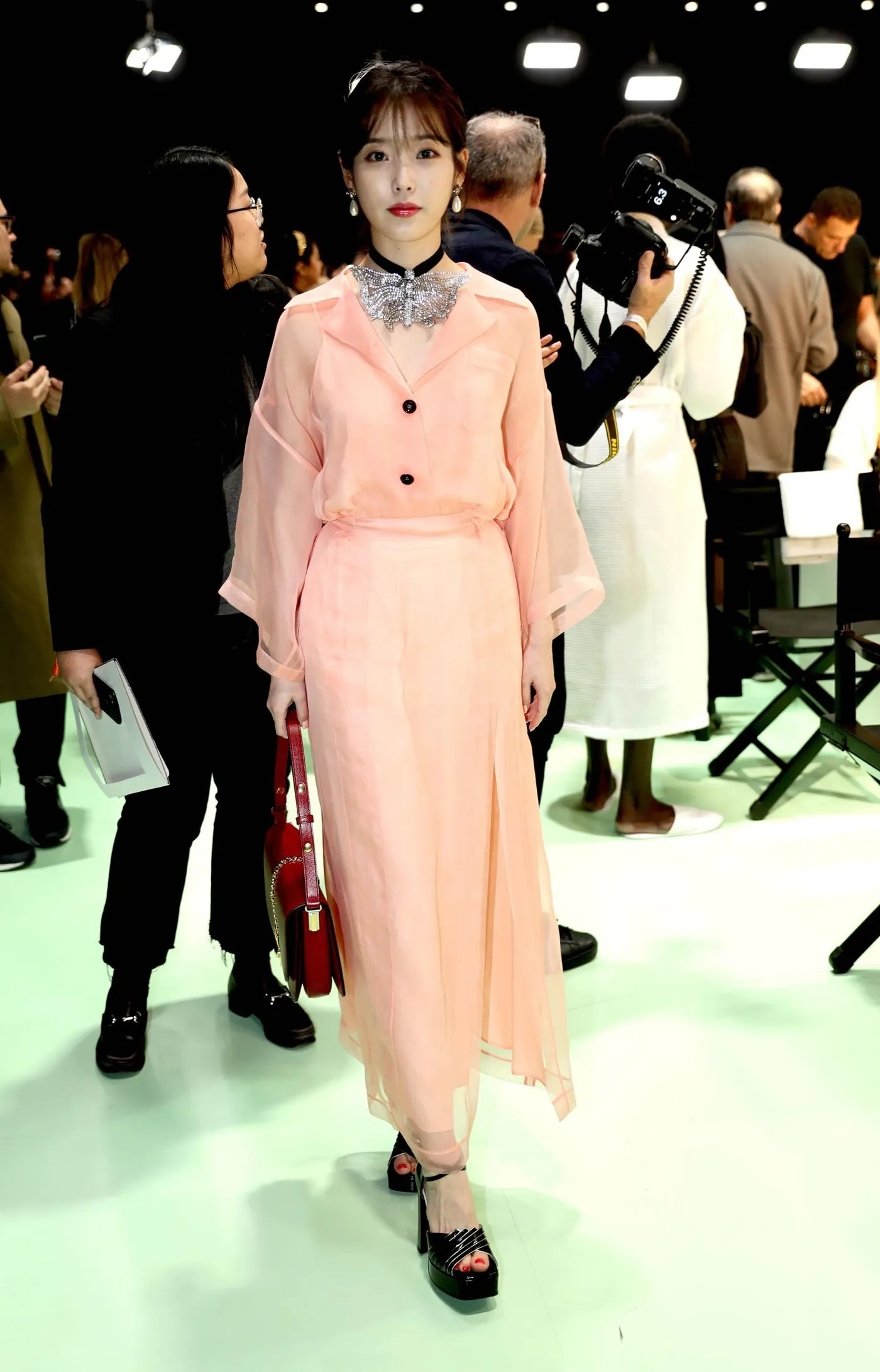 Tạp chí Vogue bình chọn IU là gương mặt chiếm spotlight tại Gucci show