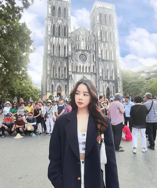 Phối đồ cùng DJ Mie với áo vest nữ tính nhưng không kém phần sang chảnh