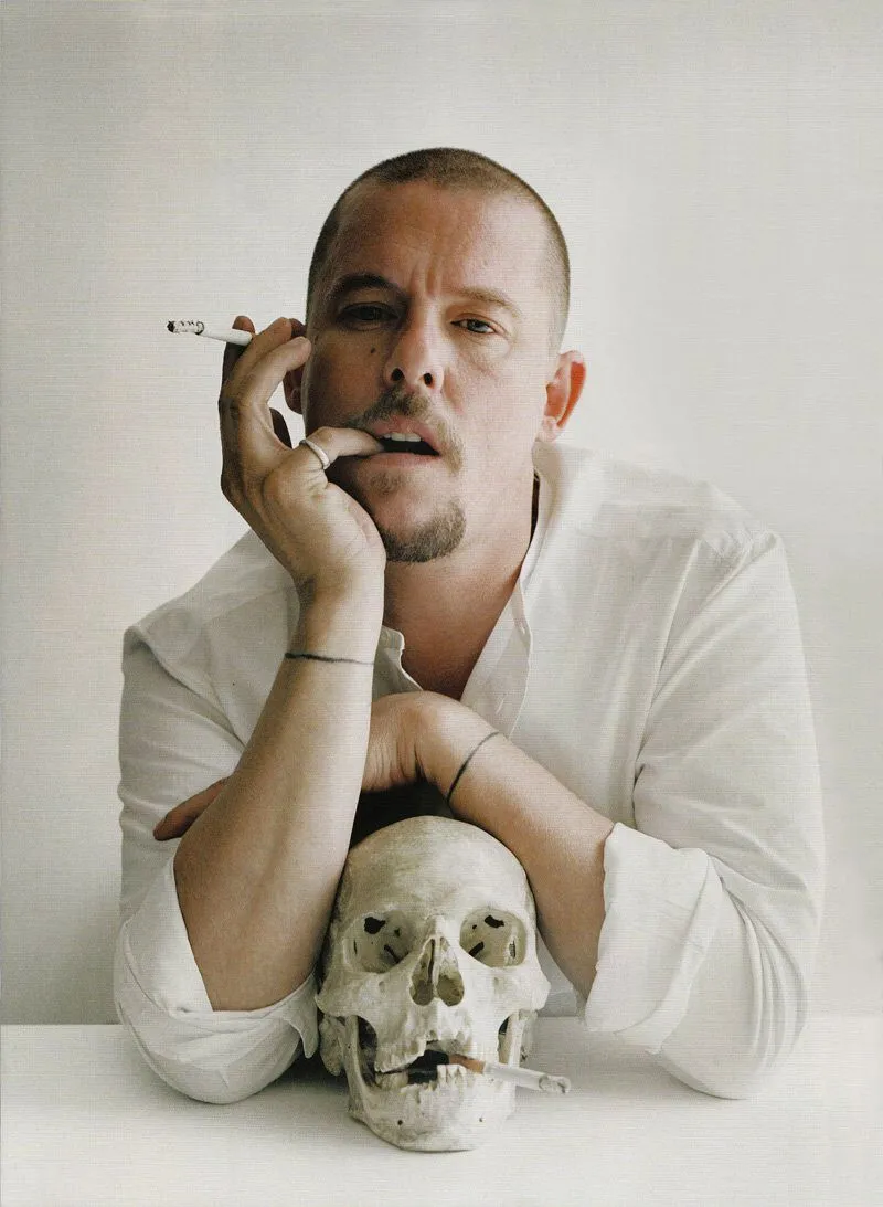 Alexander McQueen – Ánh sáng và bóng tối luôn song hành