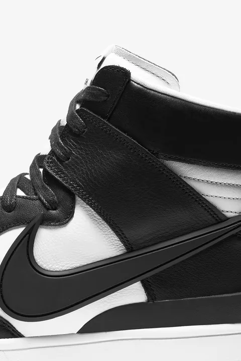 Cận cảnh dấu Swoosh cỡ lớn nằm trên phần da trắng đen.