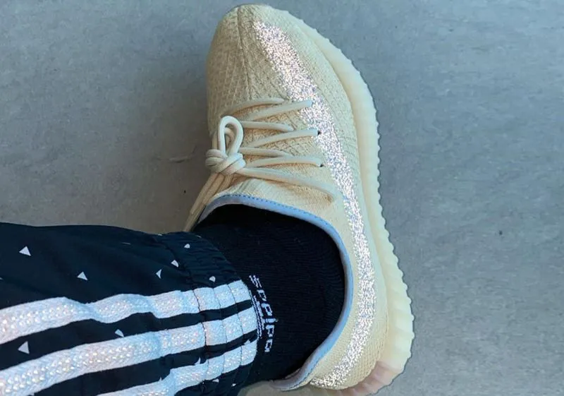 Yeezy 350.v2 "Linen" nổi bần bật với hiệu ứng Phản quang mới