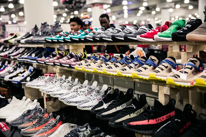 Những dân chơi sneakers của "Thế hệ Z" thúc đẩy sự phát triển của ngành "văn hoá sát mặt đất" nhanh hơn bao giờ hết