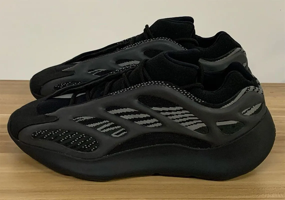 Adidas Yeezy 700v3 đã sẵn sàng cho phiên bản Blackout