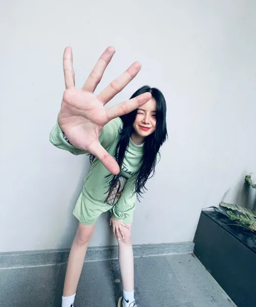 Diện nguyên set đồng bộ là bạn đã có ngay một outfit chuẩn đẹp rồi, dù là đồ basic nhưng lên hình vẫn cực xinh