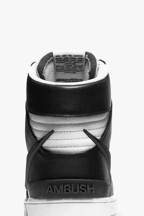 Cận cảnh phần cổ giày và đai gót của Dunk High x AMBUSH.
