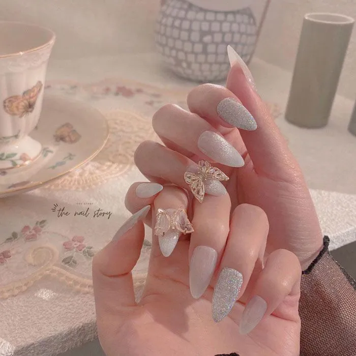 Nail đẹp đính charm thời thượng