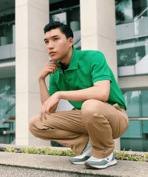 Set đồ trẻ trung phong cách lịch lãm của HIEUTHUHAI khi mix áo polo màu xanh và kaki nâu