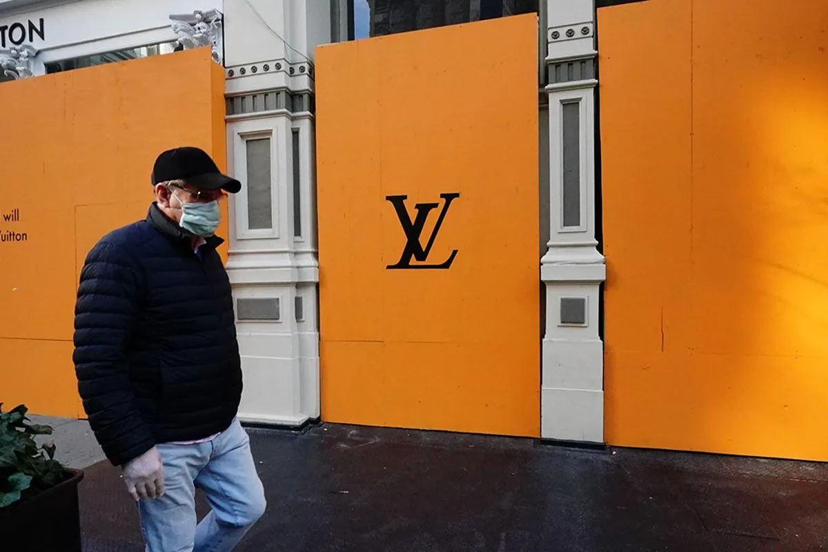 Tập đoàn mẹ của Louis Vuitton tuyên bố giảm 15% doanh thu vì Covid-19