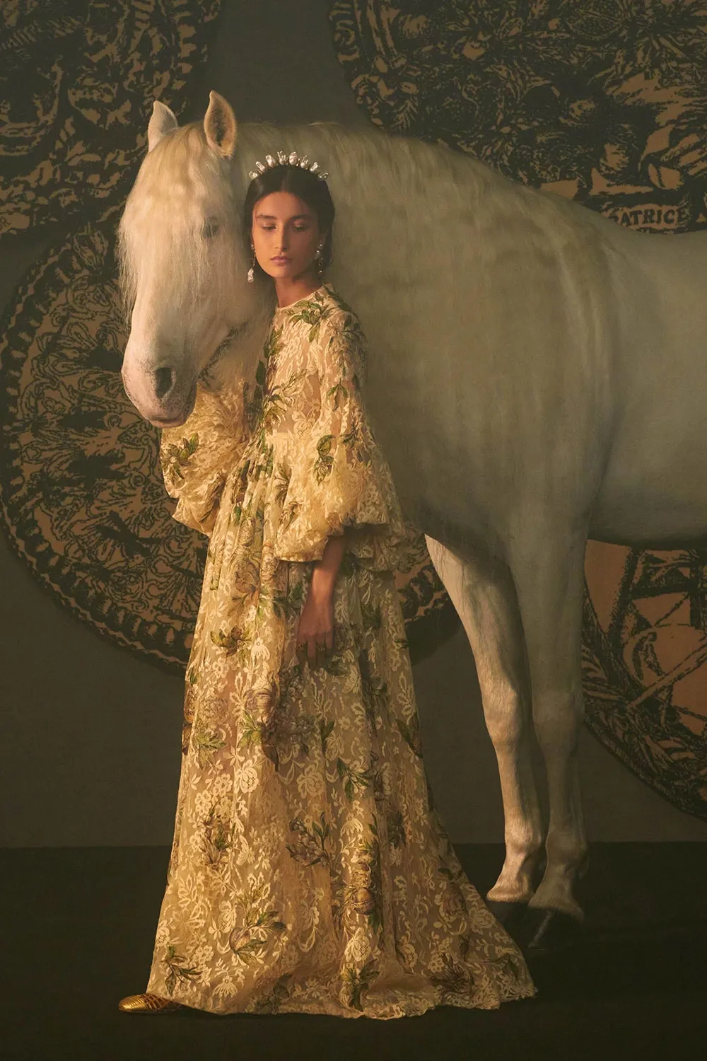 Dior Haute Couture Xuân Hè 2021: Bước vào thế giới huyền bí của những lá bài ma thuật Tarot