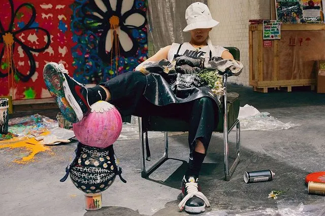 G-Dragon “đập hộp” giày mới, mang tặng hội bạn bè