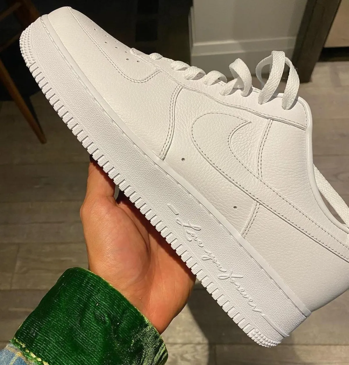 [NEWS] Những hình ảnh đầu tiên của Drake x Nike Air Force 1 "Certified Lover Boy"