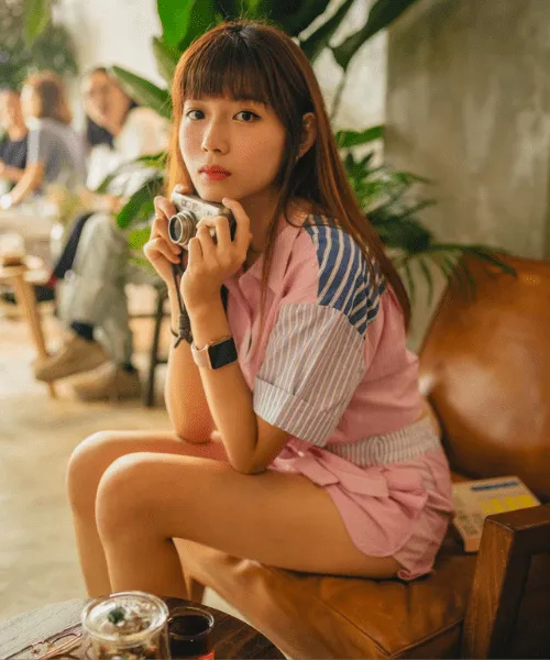 JOEY SZE nổi bật trong phong vintage khi khéo léo sử dụng các gam màu bắt mắt, tràn đầy sức sống đến từ thập niên 70 