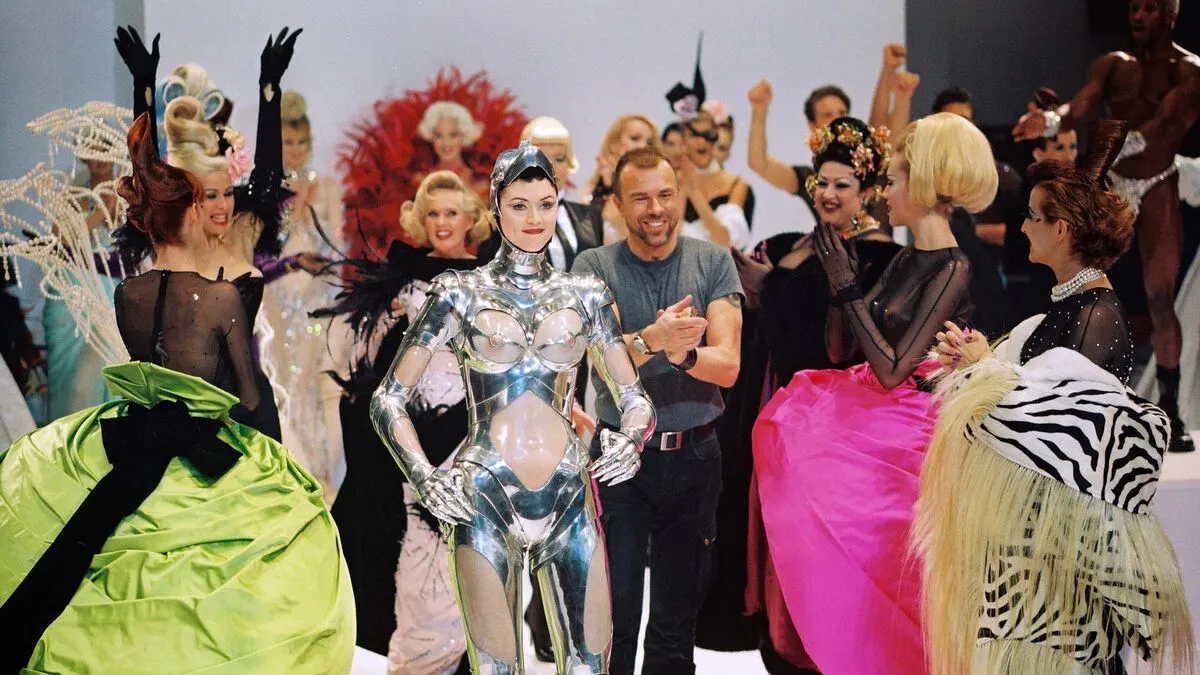 Điều gì khiến cho buổi trình diễn mùa Thu/Đông 1995 của Thierry Mugler trở thành biểu tượng?