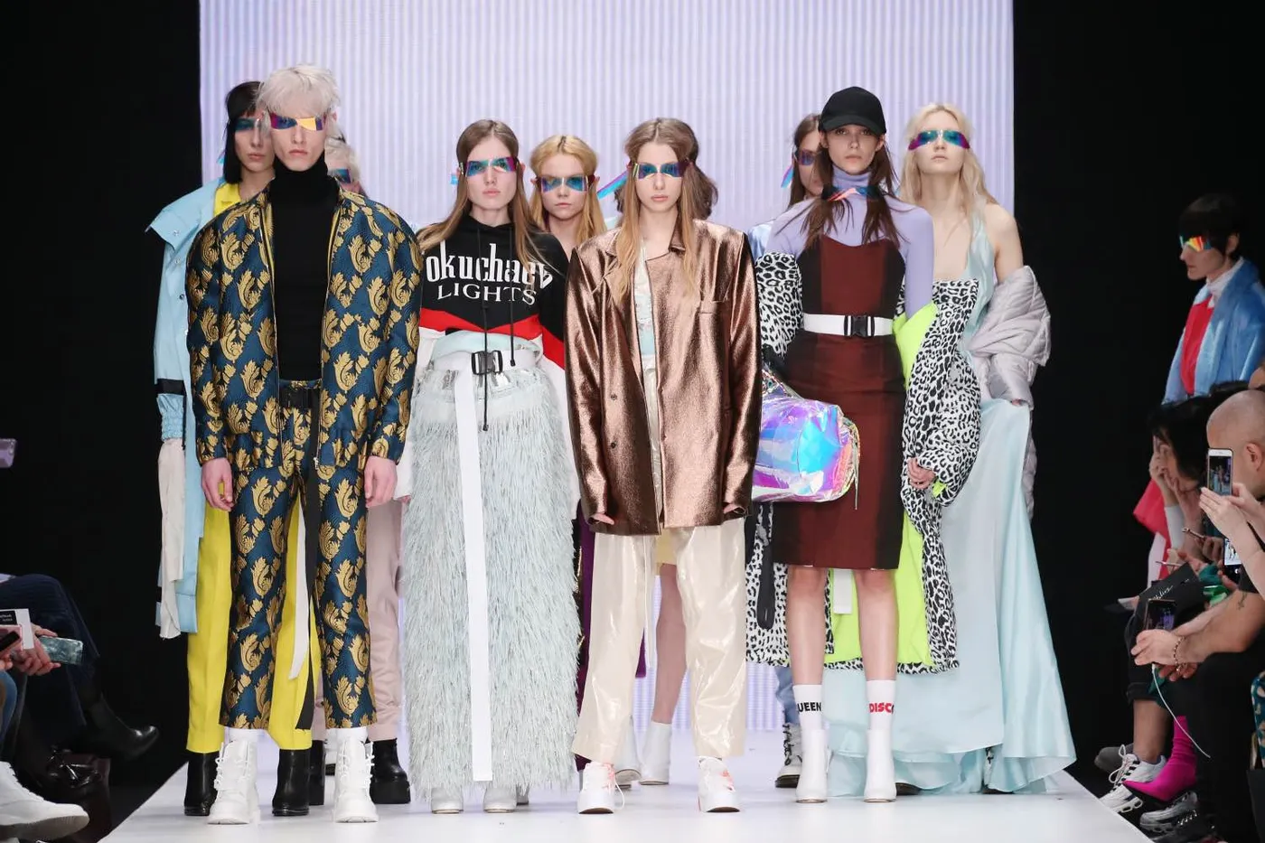 Sàn diễn trên băng và “n thứ quái lạ khác” tại New York Fashion Week
