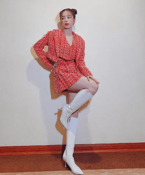 Diện bộ suit vải tweed thì điểm sang chảnh, quý phái của nàng sẽ tăng vài phần