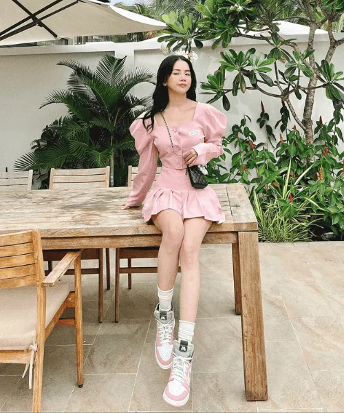 Có thể thấy, DJ Mie đặc biệt thích cách phối đồ ton-sur-ton và cô áp dụng nó trong hầu hết các set đồ của mình.