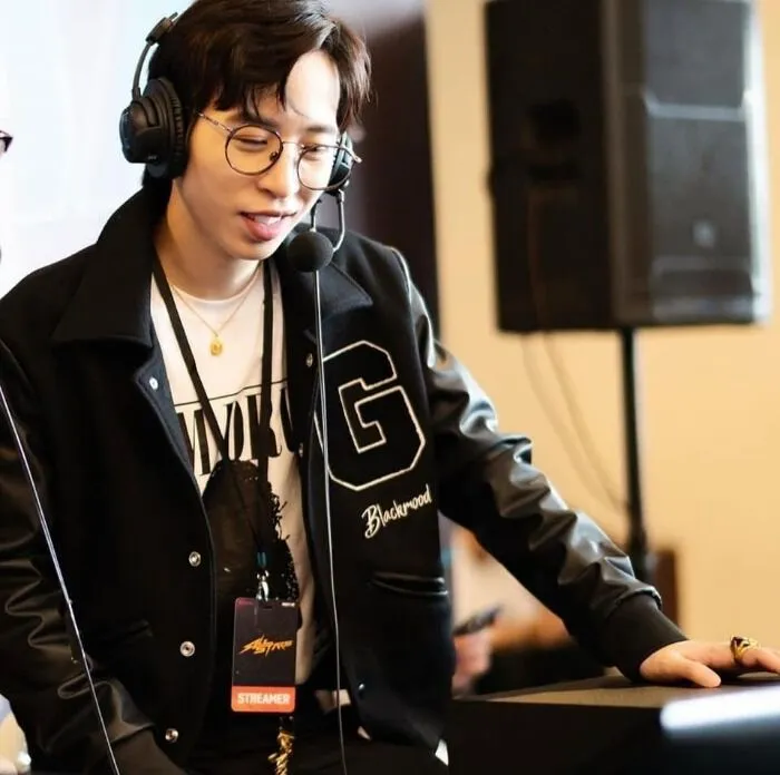 Top 8 varsity local brand được giới trẻ săn đón