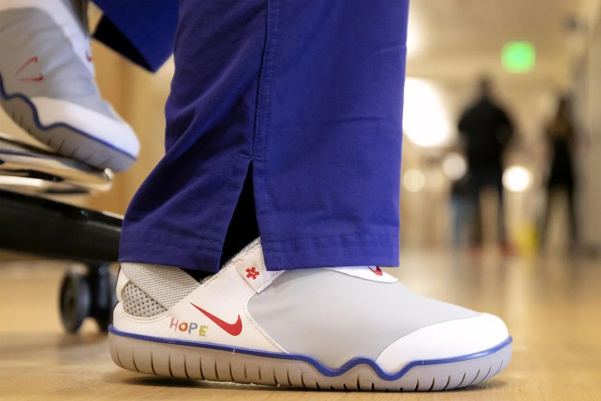 Nike trao tặng 30,000 đôi giày được thiết kế dành riêng cho các “chiến sĩ áo trắng”