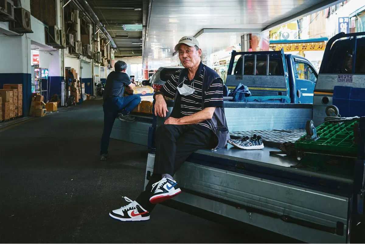 [NEWS] Hình ảnh Nike Dunk Low "Seoul" trên khắp đường phố Hàn Quốc