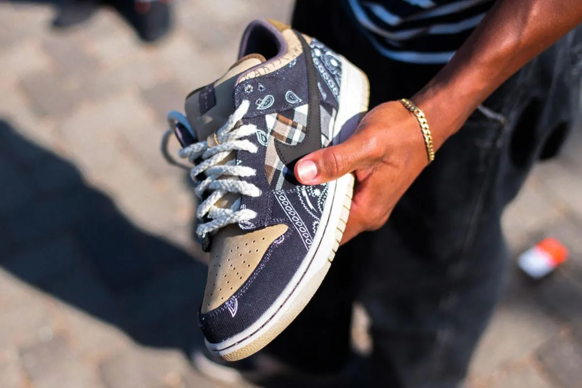 Travis Scott chọn ngày vàng ra mắt Nike SB Dunk Low "Cactus Jack"