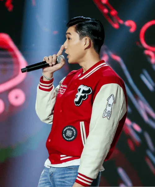 Muôn kiểu kết hợp với áo varsity