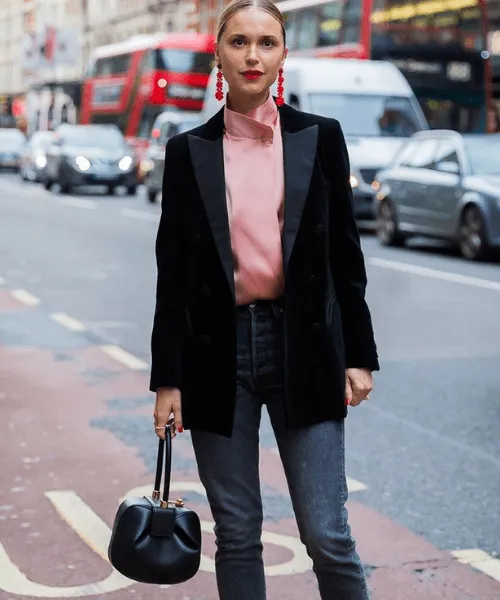 Sự kết hợp của tone hồng pastel và gam màu tối (xám, đen) mang đến tổng thể outfit đầy cá tính, bí ẩn