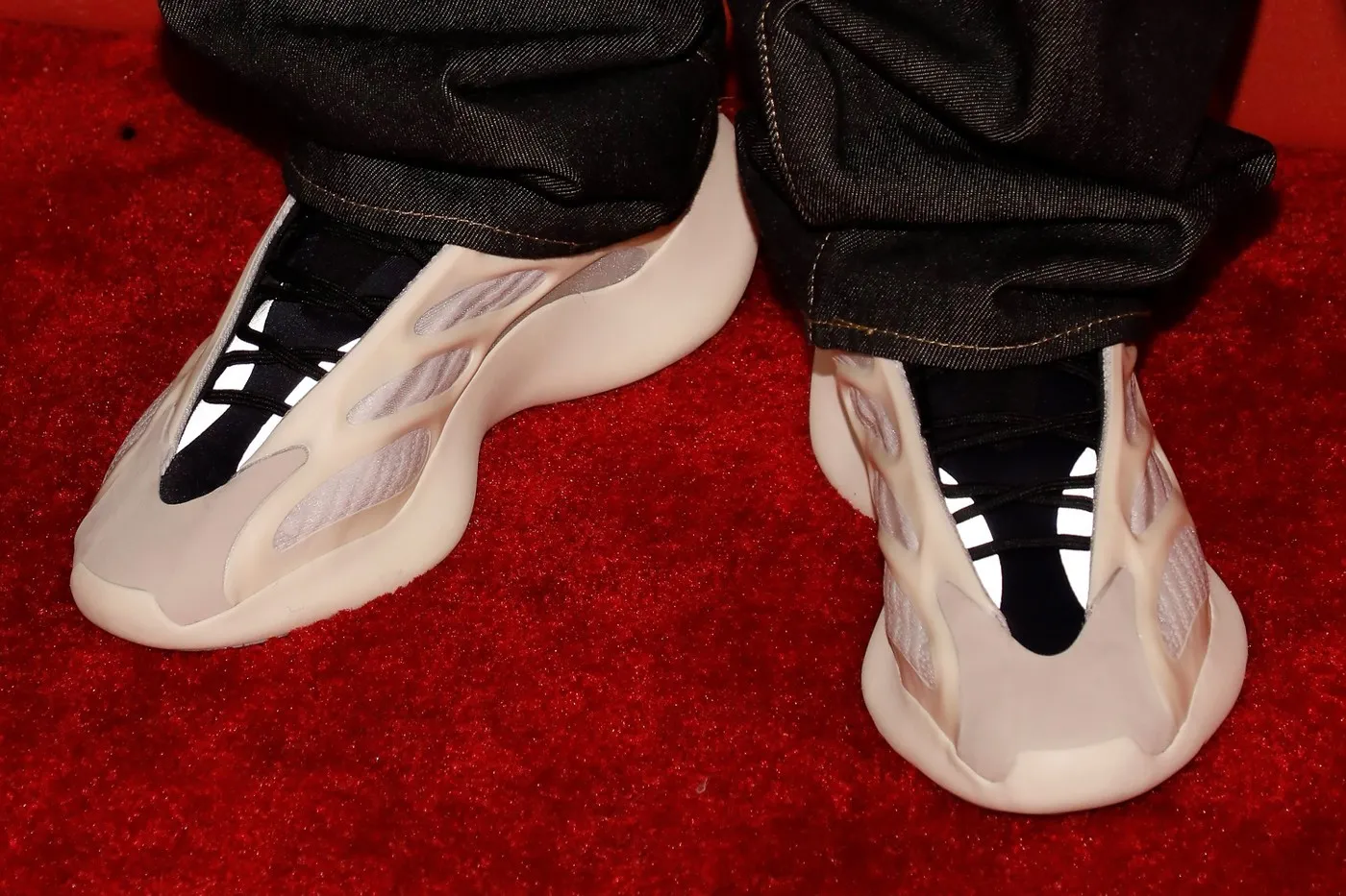Xem ngay chi tiết dạ quang độc đáo trên thiết kế Yeezy 700.v3 "Azael"
