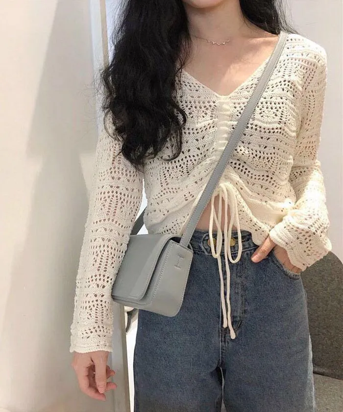 Phối đồ với áo croptop móc sợi tay dài