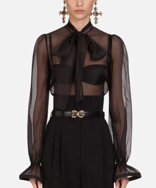 Kết hợp bralette bên ngoài áo sơ mi hoặc bên dưới áo sơ mi sheer để có vẻ ngoài vừa mạnh mẽ vừa quyến rũ.