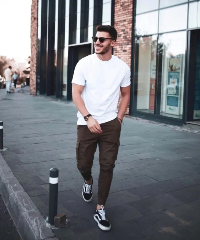 Quần jogger + áo thun + giày Vans old skool