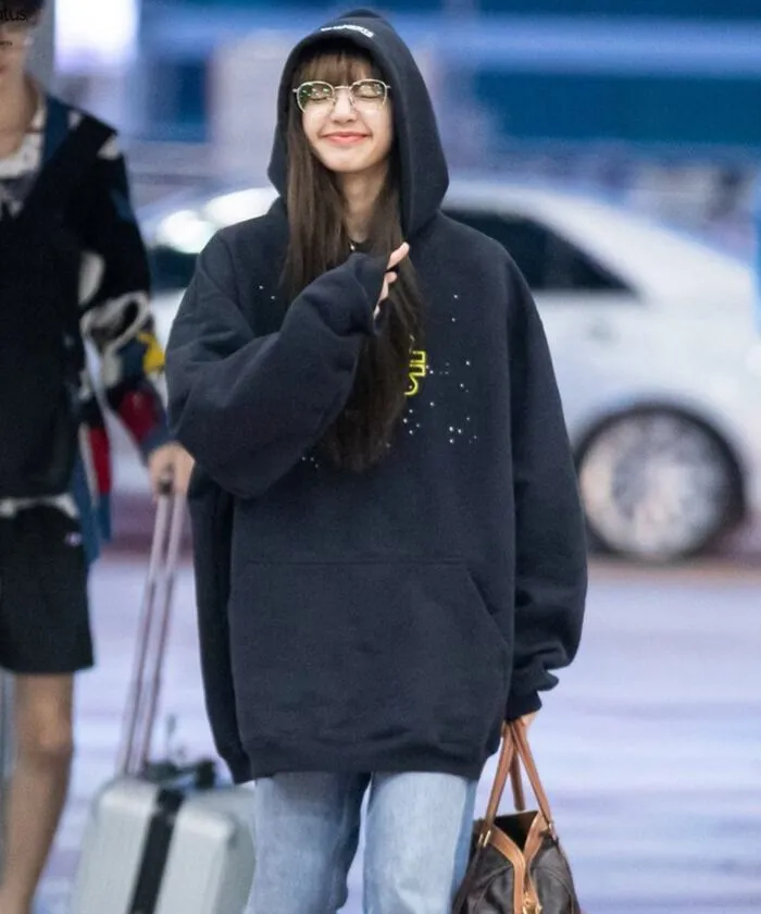 Thời trang sân bay của Lisa Blackpink