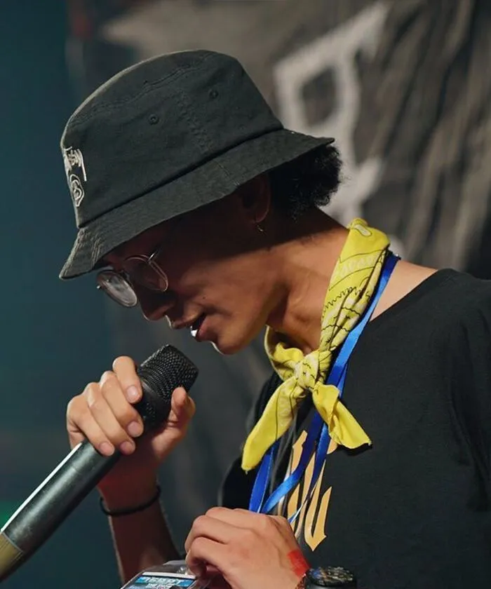 Dùng khăn bandana buộc ở cổ