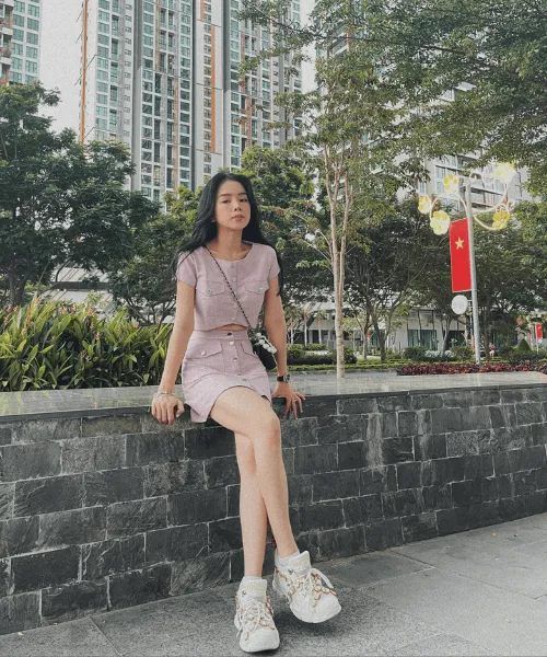 Cô nàng rất xinh xắn và tự tin trong những set đồ tự mix